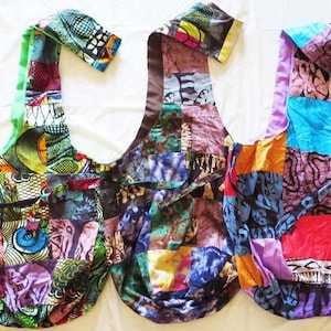 Puede incluir: Tres bolsas de mano de patchwork coloridas con diferentes patrones y colores de tela. Las bolsas tienen un diseño único con una solapa que se pliega sobre la parte superior y una correa que se coloca sobre el hombro.