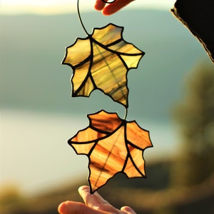 Ahornblatt Suncatcher, Glasmalerei Grün und Braun Blattdekor, Fensterbild, Kanadisches Blatt