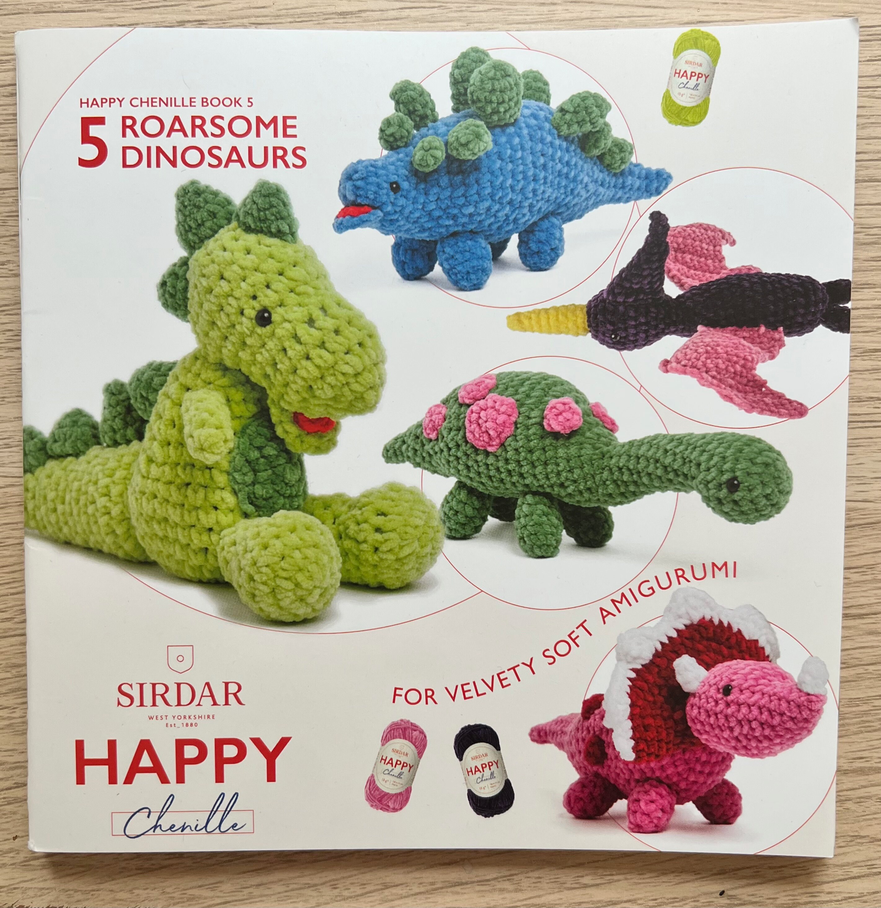 5 Roarsome Dinosaurs Happy Chenille Amigurumi Book – Stix