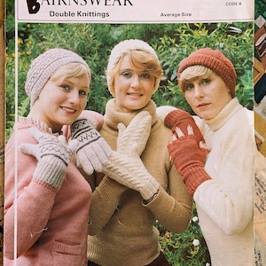 Puede incluir: Tres mujeres con sombreros y guantes tejidos. Los sombreros son beige, marrón y blanco. Los guantes son blancos, beige y rojos. Las mujeres llevan suéteres en beige, rosa y blanco. La imagen es de un libro de patrones de tejido.