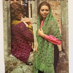 Puede incluir: Un folleto de patrones de ganchillo vintage de Patons con dos mujeres que llevan estolas de ganchillo verde y morado. El folleto se titula "Double Plus Extra Long Double Knitting Crochet Stole and Shawl" y tiene el número 2316 en la portada.