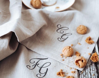Personalized monogrammed napkin | embroidered linen napkins | personalized wedding gift | personalized linen napkin