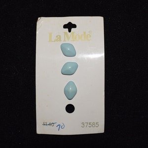 VINTAGE La Mode Knöpfe Baby Blau Nr. 37585 Oval geformte Knöpfe 3 Knöpfe von 1/2 "neu nie auf Originalkarten verwendet 1 fehlt von der Karte