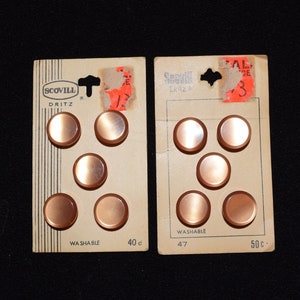 VINTAGE Vintage Scovill Dritz Sewing Notion Knopf Nr. 61010 Pinkish Brown oder Coral 2 Karten 10 Knöpfe Neu nie auf Originalkarten benutzt