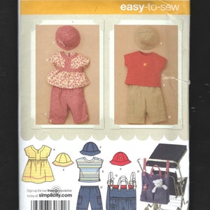 Puede incluir: Un patrón de costura para un atuendo de muñeca y un cochecito de muñeca. El patrón incluye un vestido amarillo, una camisa a rayas azul y blanca, un pantalón vaquero azul, un sombrero rojo, un sombrero azul, un sombrero marrón, una blusa floral rosa y blanca, un pantalón rosa, una camisa roja, un pantalón marrón, una bolsa azul y un cochecito de muñeca.