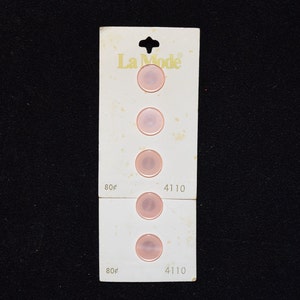 VINTAGE La Mode Knöpfe Baby Rosa Nr. 4110 Runde geformte Knöpfe 5 Knöpfe von 9/16 "neu, nie auf Originalkarten verwendet 1 fehlt von der Karte