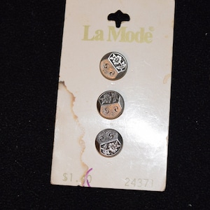 Botões VINTAGE La Mode Metal Prateado No. 24371 Botões Redondos de Flor de Cardo 3 Botões de 1/2" Novos em Cartões Originais