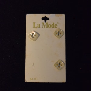 Botões VINTAGE La Mode Itália Branco No. 46393 Botões quadrados perolados 3 botões de 1/2 "Novos em cartões originais