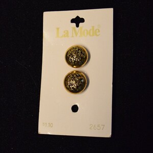 VINTAGE La Mode Buttons Botão de Brasão Dourado Nº 2657 2 Botões de 5/8" Novos em Cartões Originais
