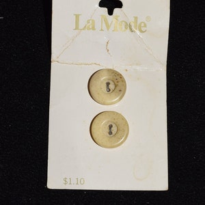 Botões La Mode Vintage Bege No. 31340 Botões redondos tipo argila 2 botões de 5/8" novos em cartões originais