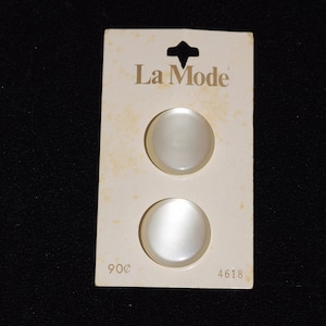 Botões VINTAGE La Mode Branco No. 4618 Botões Perolizados Redondos 2 Botões de 7/8" Novos em Cartões Originais