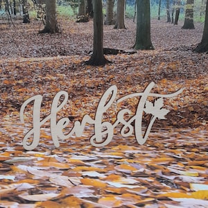 Schriftzug Herbst mit Ahornblatt aus Holz in Birke natur optional mit Aufsteller