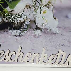 Schriftzug Geschenketisch aus Holz in weiß