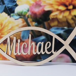 Fisch mit personalisiertem Schriftzug aus Holz optional mit Aufsteller - Taufe Kommunion Konfirmation