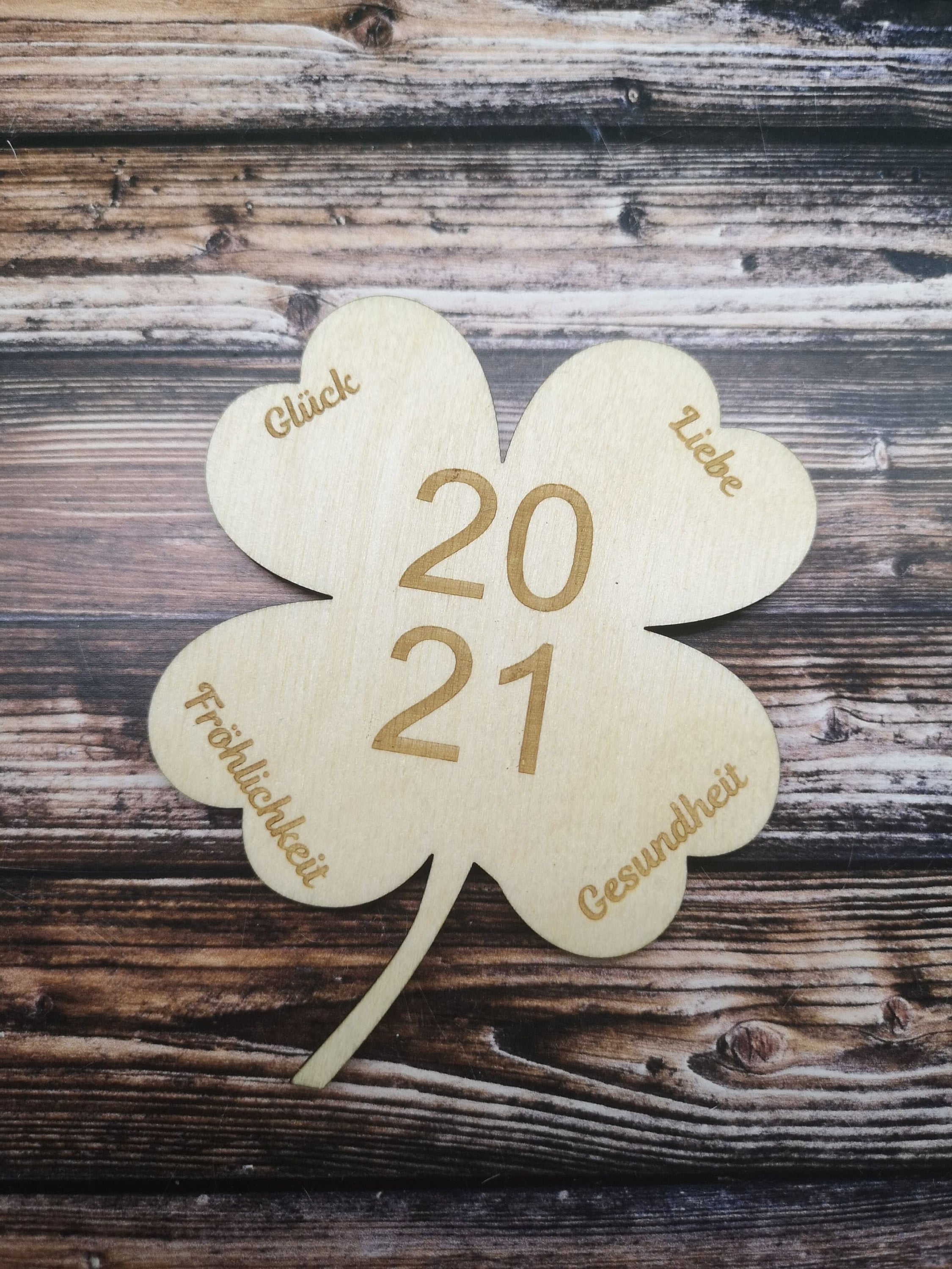 Trèfle porte-bonheur - 2023 en bois avec gravure Happiness, Luck, Love &  Health