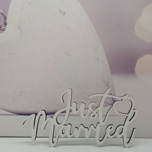 Schriftzug Just Married mit Herz aus Holz in weiß
