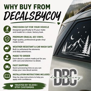 K&ouml;nnte beinhalten: Ein wei&szlig;er Vinyl-Aufkleber mit Berglandschaft, Tannen, Mondsichel und Sternen auf einer Autoscheibe. Das Bild enth&auml;lt den Text WHY BUY FROM DECALSBYCOY, eine Liste von Produktmerkmalen sowie das Logo DBC decalsbycoy.