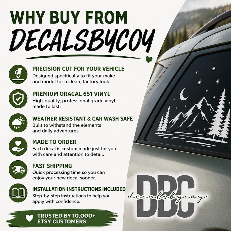 K&ouml;nnte beinhalten: Ein wei&szlig;er Vinyl-Aufkleber mit Berglandschaft, Tannen, Mondsichel und Sternen auf einer Autoscheibe. Das Bild enth&auml;lt den Text WHY BUY FROM DECALSBYCOY, eine Liste von Produktmerkmalen sowie das Logo DBC decalsbycoy.