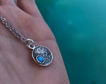 Dainty minimalist silver disc necklace, blue bead disc pendant, silver layering necklaces, minimalist necklace, minimalist jewelry