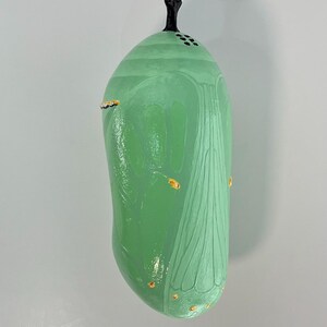 Monarch Chrysalis Sculpture, 12 3/8" for INDOOR/OUTDOOR Display, Acrylic Painted Urethane Resin (12 3/8") 画像 3