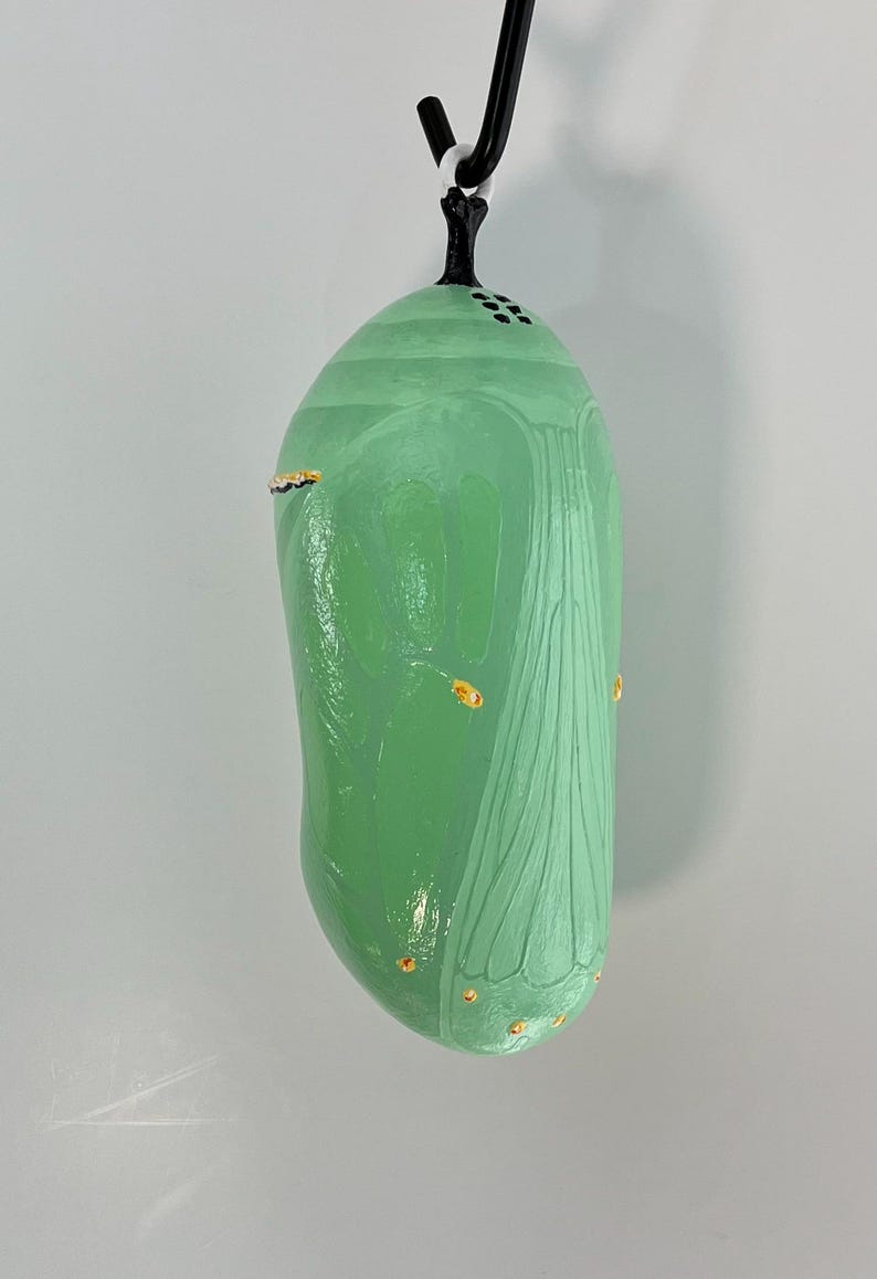 Monarch Chrysalis Sculpture, 12 3/8" for INDOOR/OUTDOOR Display, Acrylic Painted Urethane Resin (12 3/8") 画像 3