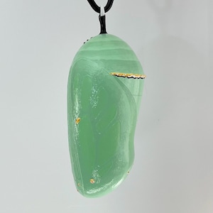 Monarch Chrysalis Sculpture, 12 3/8" for INDOOR/OUTDOOR Display, Acrylic Painted Urethane Resin (12 3/8") 画像 1