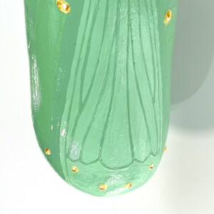 Monarch Chrysalis Sculpture, 12 3/8" for INDOOR/OUTDOOR Display, Acrylic Painted Urethane Resin (12 3/8") 画像 5
