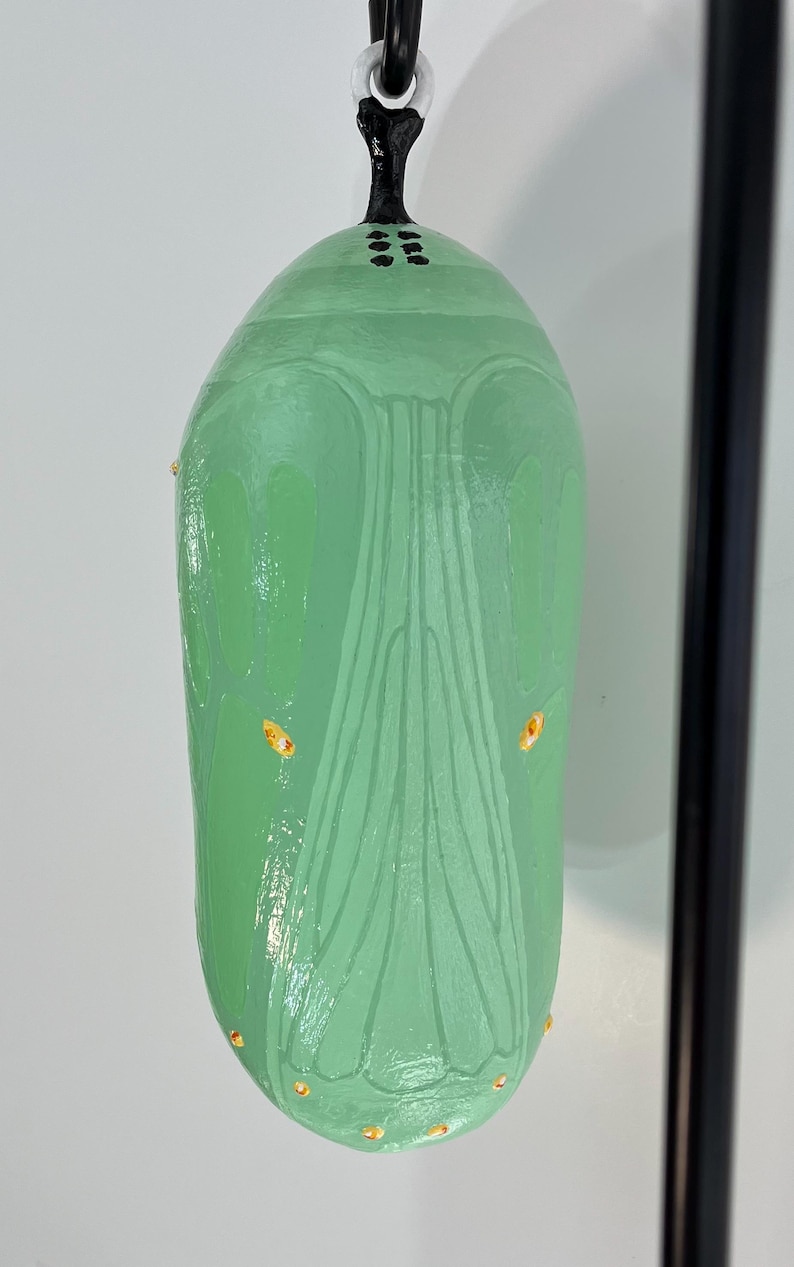 Monarch Chrysalis Sculpture, 12 3/8" for INDOOR/OUTDOOR Display, Acrylic Painted Urethane Resin (12 3/8") 画像 4
