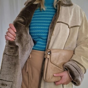 Vintage Wildleder übergroßer Mantel | 90er Jahre Lederjacke mit Kunstfellfutter in Beige