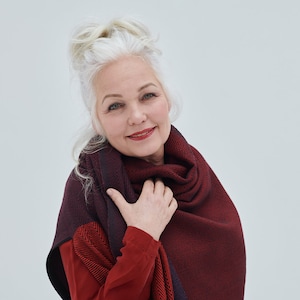 DARIA CAPE MISSISSIPPI. Multifunctional poncho that can be worn as a dress, wrap or hoodie. Ideal for layering, travel, work, maternity