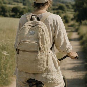 Zaino in canapa. Cerniere IKK. Colore naturale, senza coloranti. Spazio per PC. Ampia capacità. Zaino vegano.