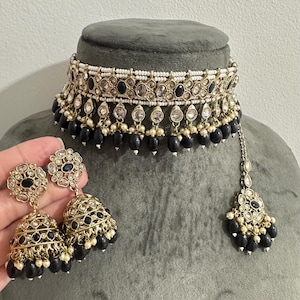 Gg Beautiful Black Imitation Reverse AD Polki Stones Beads Jewellery Set (9)