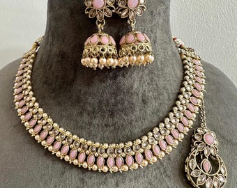 Smyckeset med rosa imitationspärlor och omvända AD-stenar (150)
