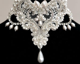 Lace pearl choker bridal crystal necklace wedding embroidered jewelry for brides embellished drop pendant accessory baroque medieval bijoux