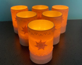Tangled Lantern Teelichter – Rapunzels schwebende Lichter – Sechs hellbraune 3D-gedruckte Laternen mit weißen LED-Teelichtern. Natürliche Holzoptik!