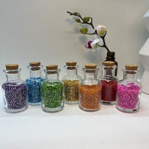 Set di 7 colori Arcobaleno 10/0 Perline rotonde in vetro ceco trasparente Cristallo Argento foderato in un barattolo di vetro Confezione regalo per gli amanti delle perline