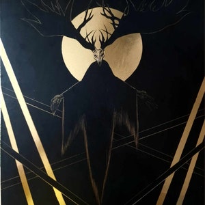 Puede incluir: Una ilustración en negro y dorado de una figura esquelética con grandes cuernos, de pie frente a una luna dorada. La figura está rodeada de líneas doradas sobre un fondo negro.