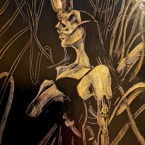 Puede incluir: Un dibujo de línea dorada de una mujer con cuernos y un vestido largo y fluido, sobre un fondo negro.