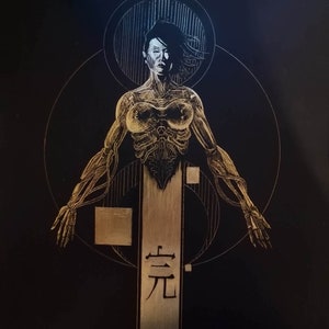 以下が含まれることがあります： 幾何学的な形に囲まれた、骨格の体を持つ女性の白黒のイラスト。女性は、上に「去元」という日本語の文字が書かれた垂直な金の板の前に立っている。