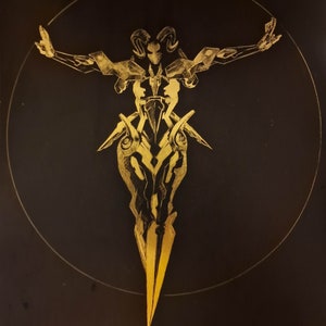 Puede incluir: Una ilustración estilizada de color dorado de una figura con cuernos y los brazos extendidos, sobre un fondo negro.