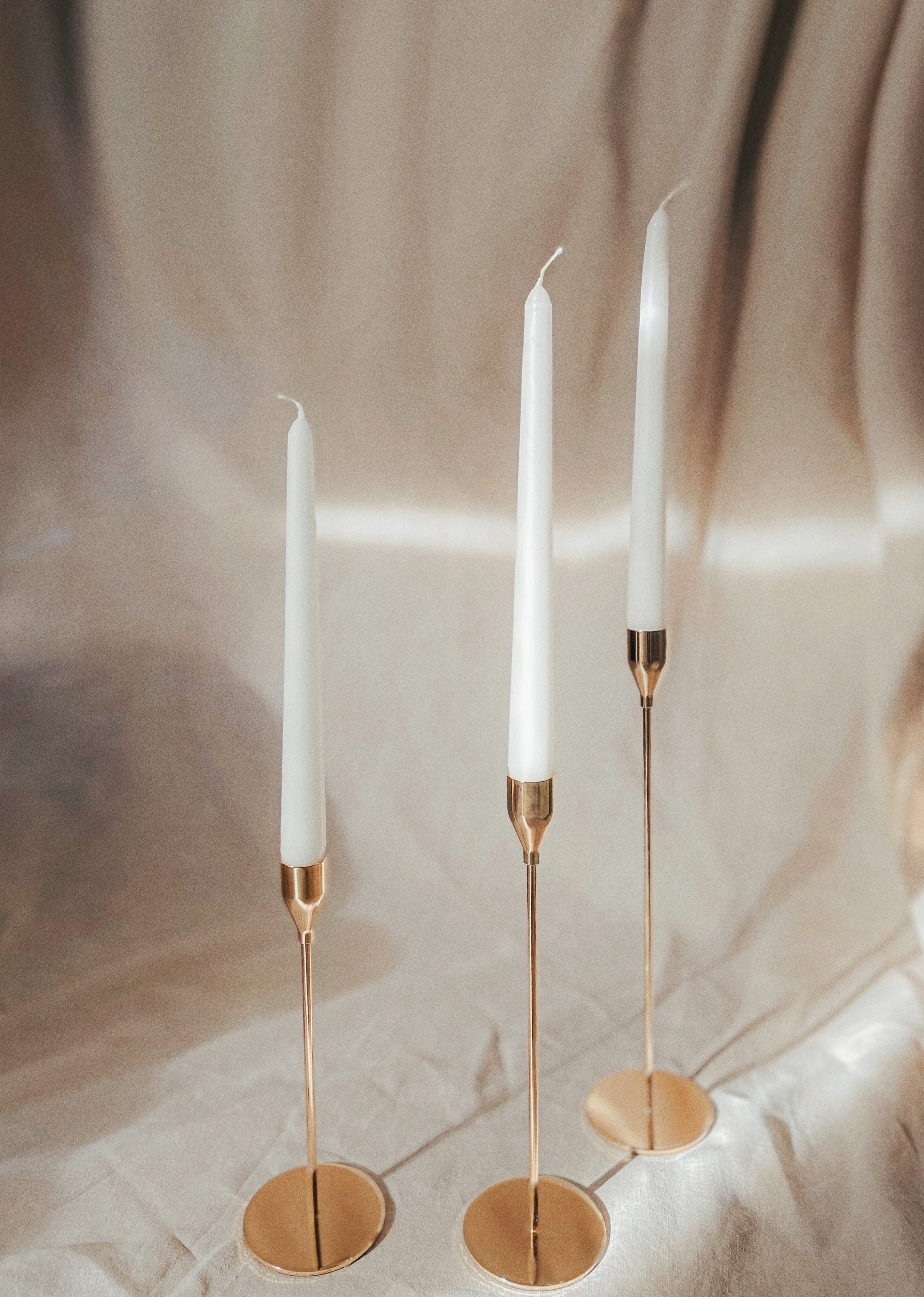 Livraison Gratuite Ensemble de 3 Bougeoirs en Or avec Bougies Bâton Bougies Lustre Blanc Poudre Noir