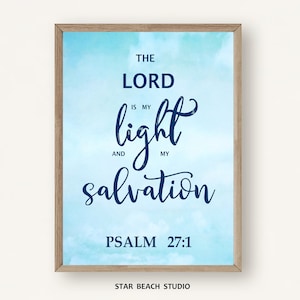 Könnte beinhalten: Ein blauer und weißer Aquarellhintergrund mit dem Text "The Lord is my light and my salvation, Psalm 27:1" in blauer, kursiv geschriebener Schrift.