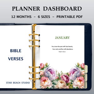 Puede incluir: Un tablero de planificador con anillos dorados que muestra el texto PLANNER DASHBOARD, 12 MONTHS - 6 SIZES - PRINTABLE PDF, BIBLE VERSES, STAR BEACH STUDIO, JANUARY y Psalm 65:11 con un borde floral de peonías rosas, moradas y blancas.