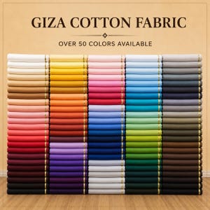 Könnte beinhalten: Giza-Baumwollstoff in über 50 Farben, dargestellt in fünf vertikalen Stapeln aus gefalteten Stoffballen. Der Text GIZA COTTON FABRIC und OVER 50 COLORS AVAILABLE ist oben im Bild in Dunkelbraun auf hellbraunem Hintergrund aufgedruckt.