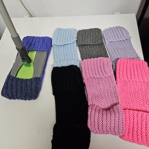 Puede incluir: Seis calentadores de piernas de punto en diferentes colores: azul claro, negro, gris, lavanda, rosa y rosa intenso. Los calentadores de piernas son todos del mismo tamaño y estilo.