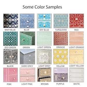 Puede incluir: Muestras de color de 18 cajas de madera pintadas con dise&ntilde;os intrincados. Las cajas est&aacute;n dispuestas en una cuadr&iacute;cula con el nombre del color debajo de cada caja.