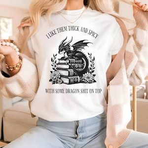 Koszulka I Like Them Thick and Spicy, Koszulka Dragon Book Lover, Koszulka Spicy Reader, Koszulka Dragon Bookish, Koszulka Romantic Reader, Koszulka Romantasy