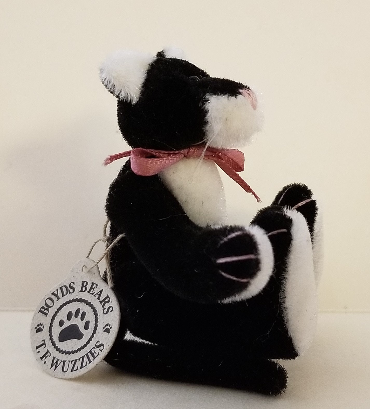 Details about   Boyds Bears Wuzzies Cat "Tabby F Wuzzie” Black & White Kitty 3.5 Inches New 