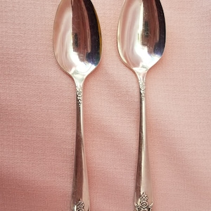 Two (2) Vintage Oneida Prestige Plate 1951 &quot;DISTINCTION&quot; Teaspoons