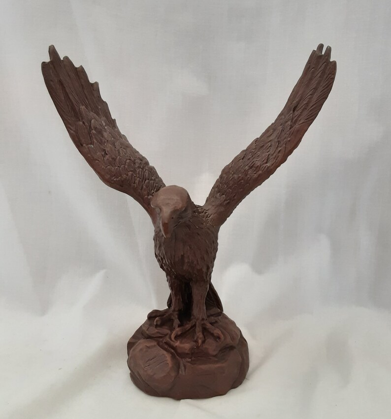 Vintage Eagle, by Red Mill Mfg USA, Pecan Shells/resin 1987 8 X 61/2